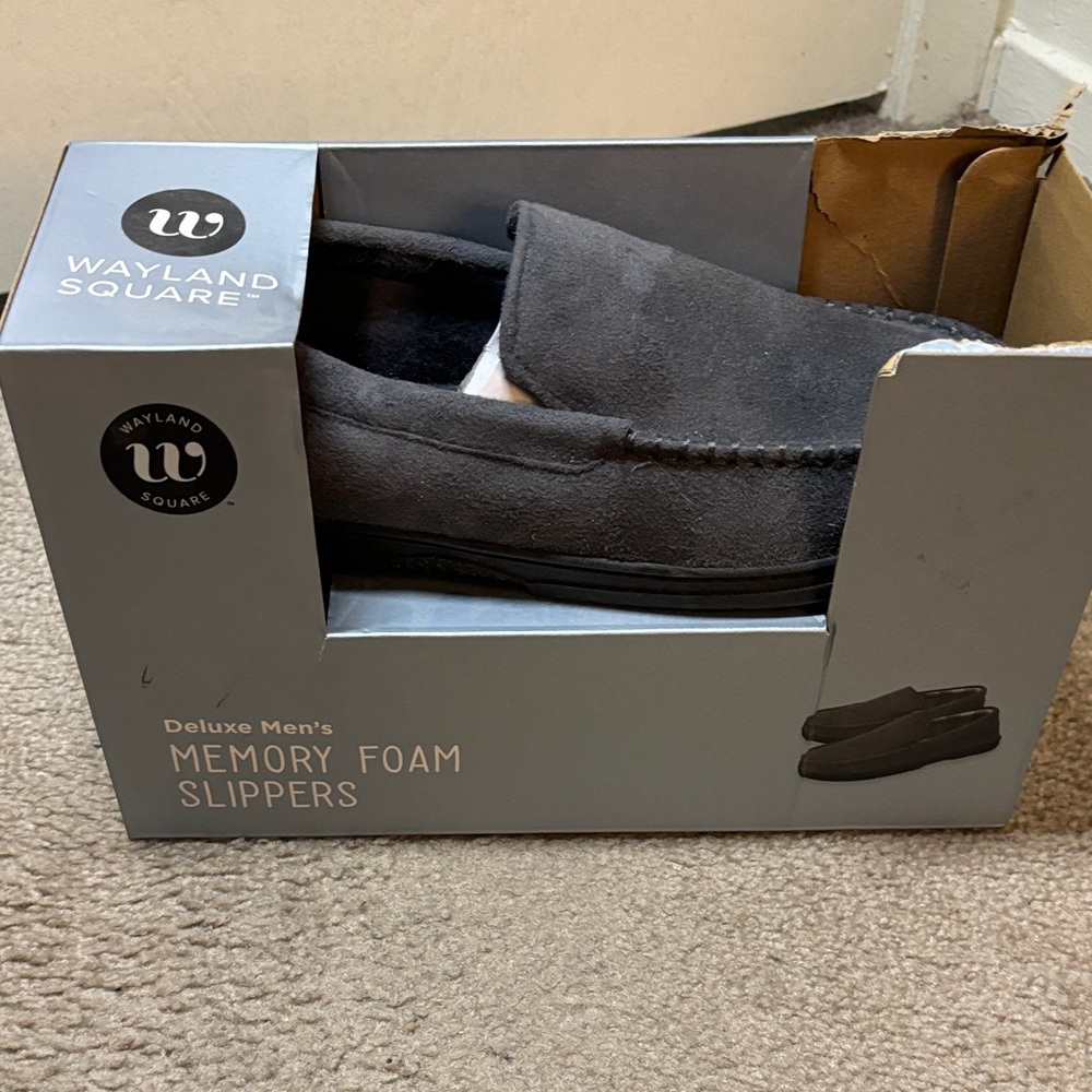 Wayland Square Men's Gray Memory Foam Slippers